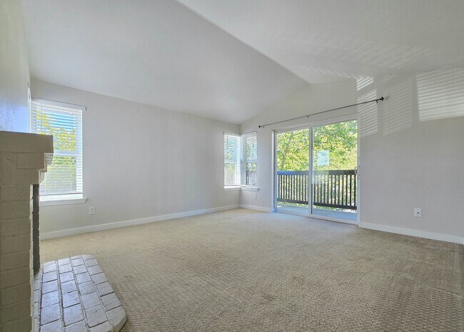 Building Photo - 2 Bedroom Condo Available in Kenmore