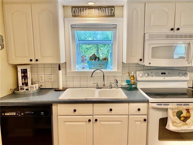 Building Photo - 148 Pine Tree Path