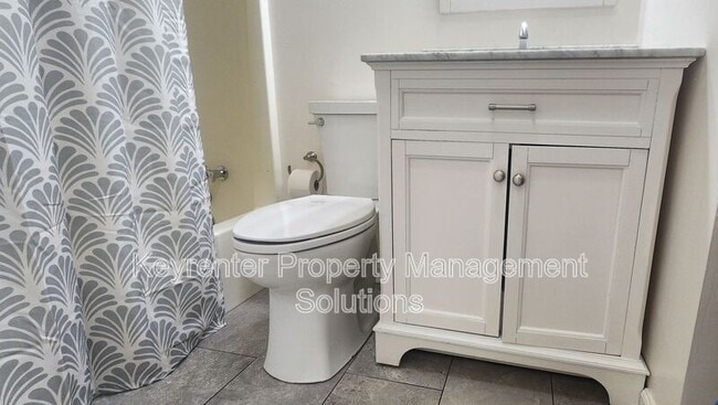 Building Photo - 825 Highland Ave