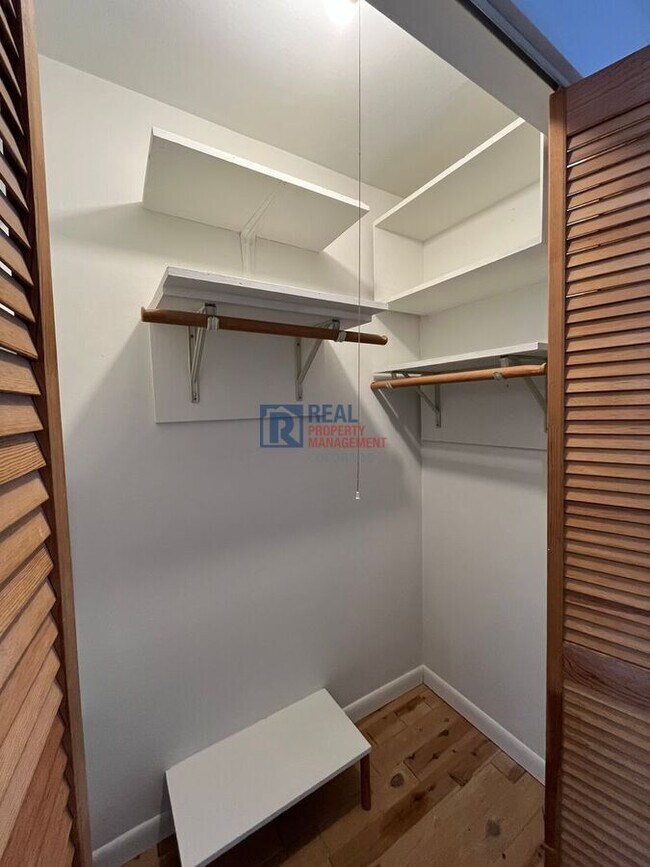 Building Photo - 865 Balsam St