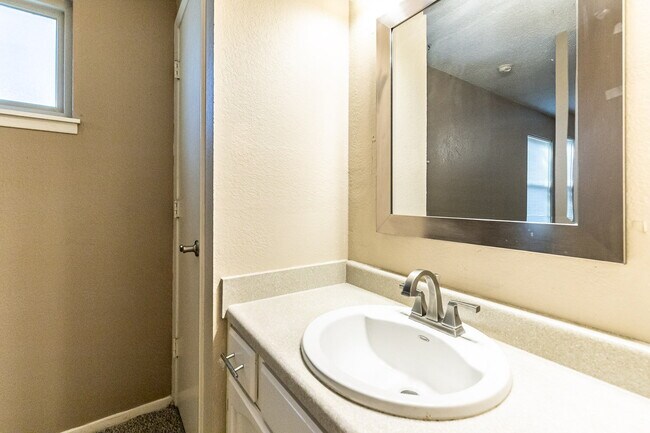 Building Photo - Spacious 2 Bedroom Townhome with Carport!