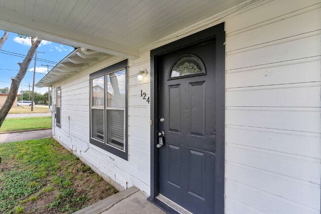 Building Photo - Cozy 2 Bedroom 1 Bath Duplex in Cleburne TX. 50% off One Month’s Rent!