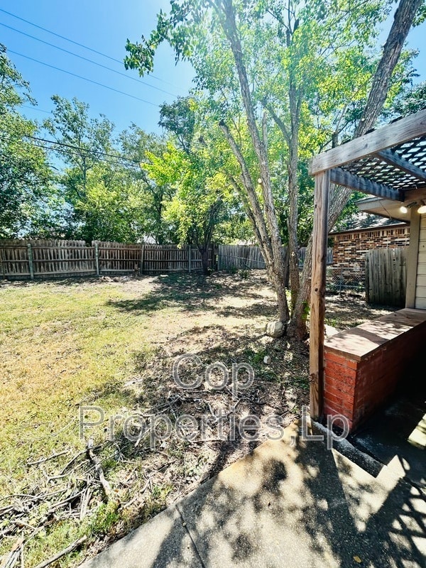 Building Photo - 14810 Ridge Hill Dr