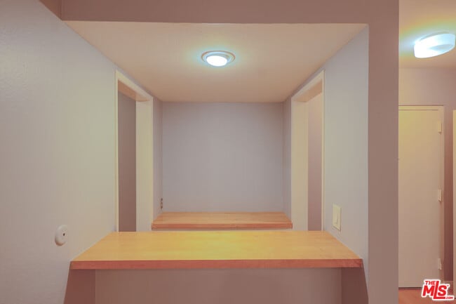 Building Photo - 1250 Kings Rd