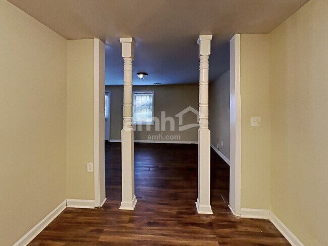 Building Photo - 320 Lazy Willow Lane
