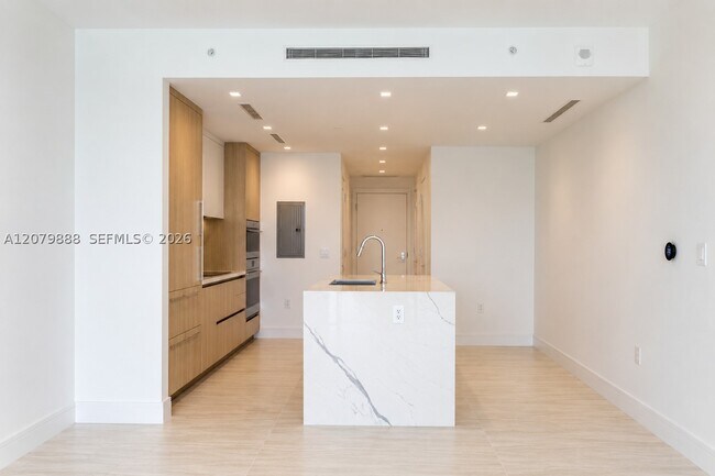 Building Photo - 2411 Laguna Cir