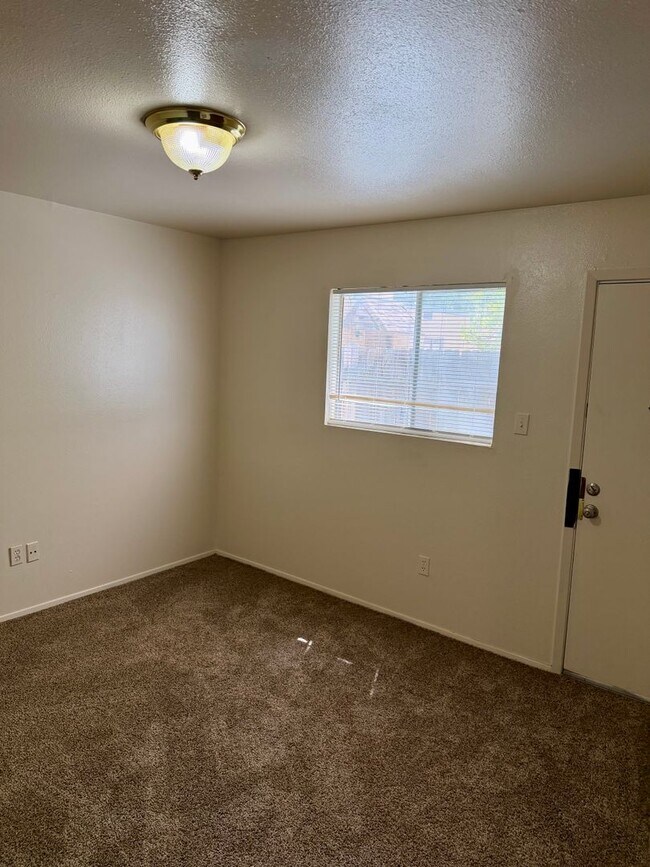 Building Photo - General Marshall St (216)