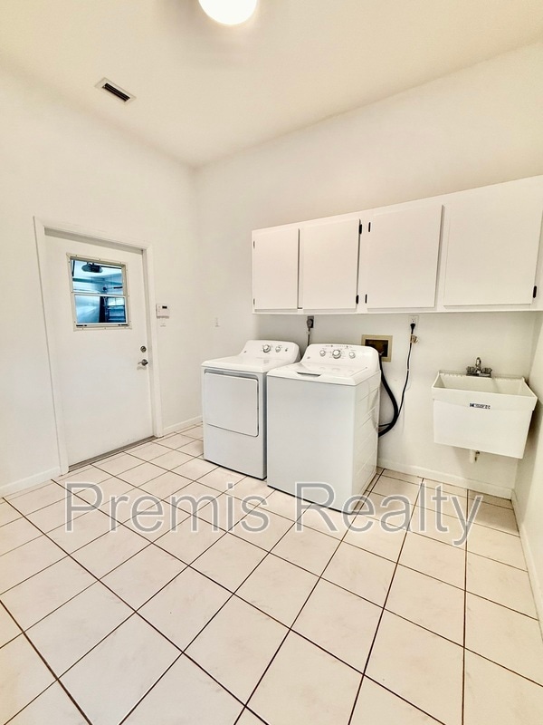 Building Photo - 642 Weathersfield Dr