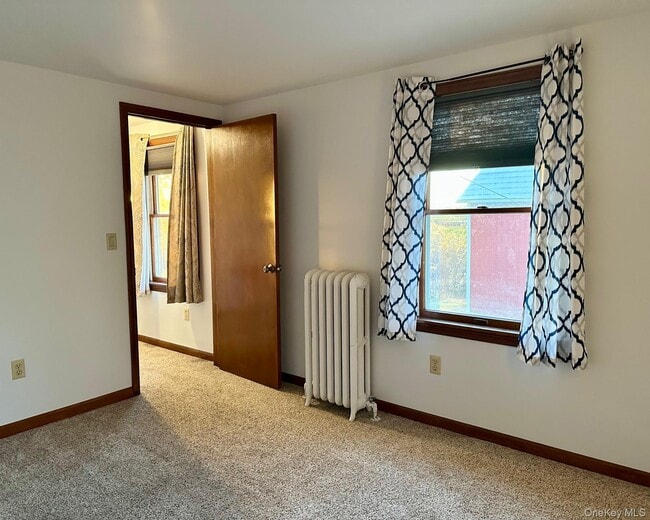 Building Photo - 273 Round Hill Rd