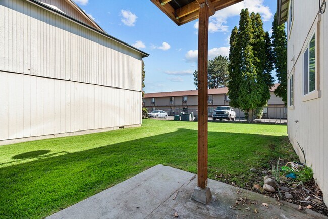 Building Photo - Ground floor 2 bedroom 1 1/2 baths with 1100 square feet!  Dont miss this one with full size wash...