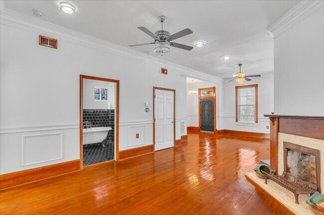 Building Photo - Beautiful 4 bedroom home downtown