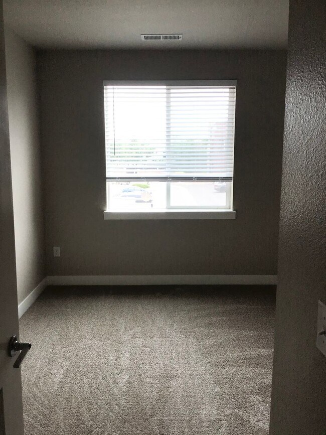 Building Photo - Wonderful 2bed 2 bath condo for rent at LI...