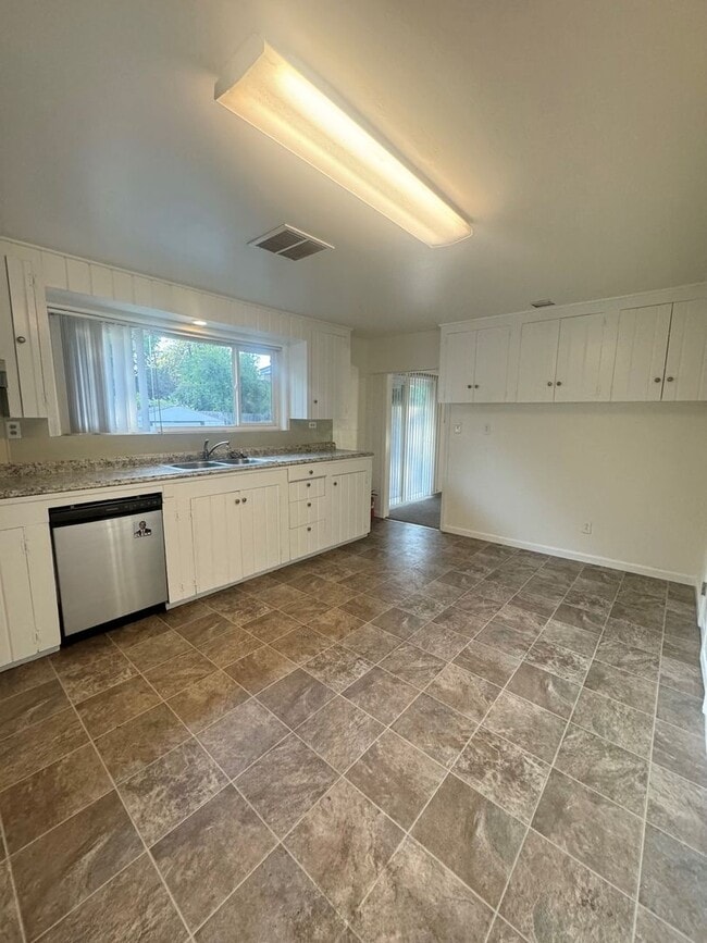 Building Photo - Spacious 3 Bedroom!