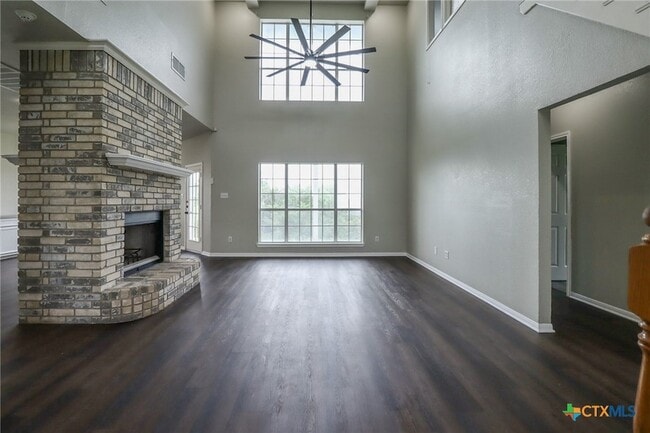 Building Photo - 1810 Mesa Oaks Cir