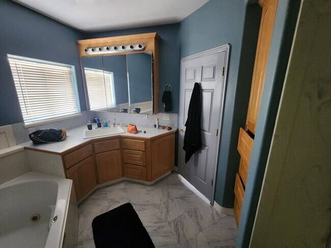 Building Photo - *utilities included* 3 bed 2 bath house in...