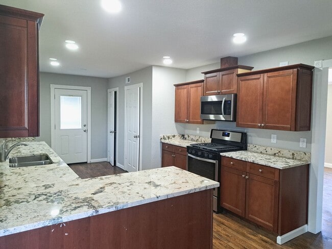Building Photo - 4 bed / 2 bath / 2 car garage