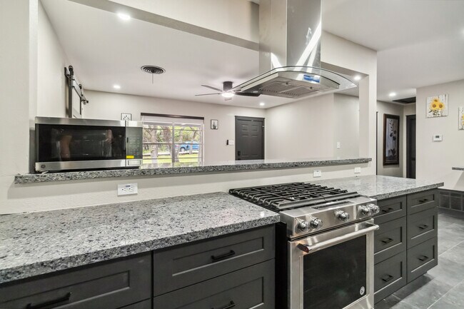 Building Photo - 634 Flatrock Dr