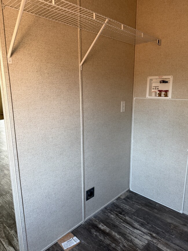 Building Photo - 501 Mercedes St