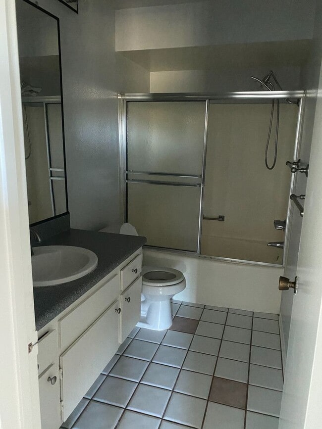 Building Photo - Gorgeous One Bedroom Condo in the heart of Fashion Valley