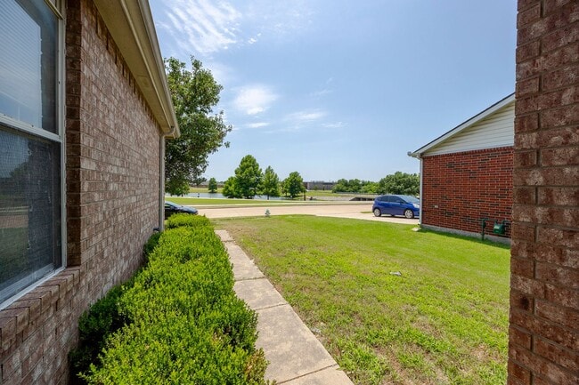 Building Photo - Great one story house with 3 bedrooms & st...