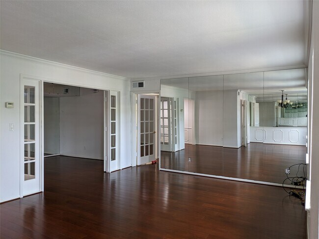 Building Photo - 351 N Post Oak Ln