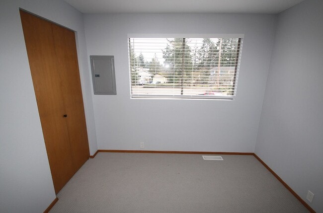 Building Photo - FULLY RENOVATED 3 BED, 2 BATH BELLEVUE HOM...