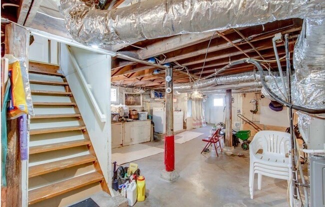 Building Photo - 3 Bed, 1.5 Bath Home with Backyard and Ple...