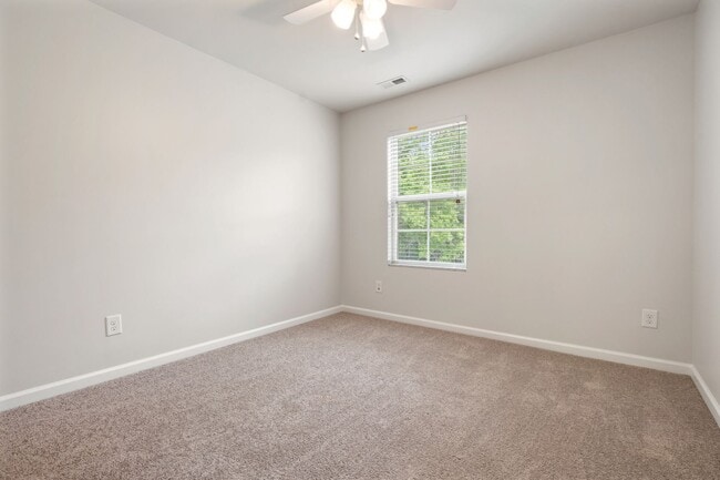 Building Photo - Beautiful 3 Bedroom Townhome in Thompson Ridge – Prime Durham Location!