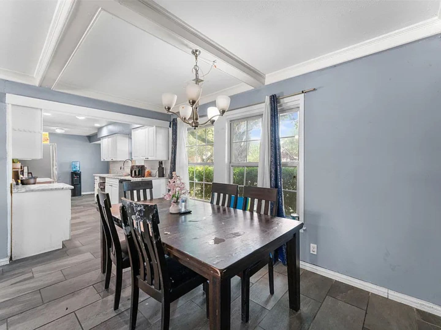 Building Photo - 2405 Summit Dr