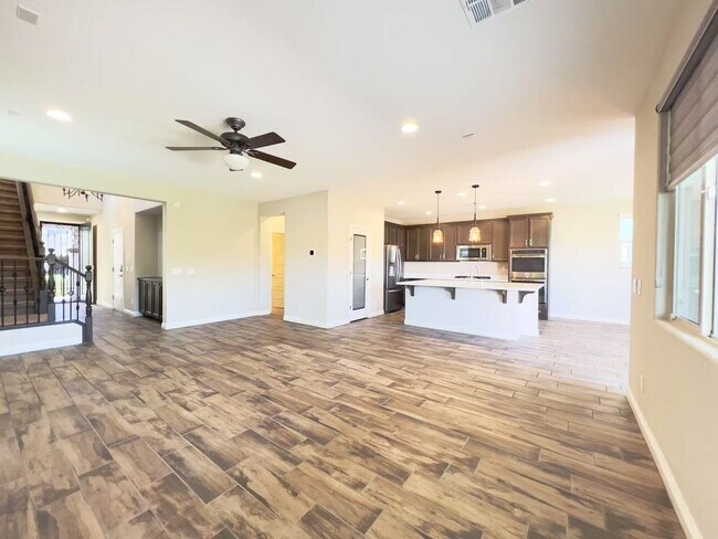 Building Photo - Unbelievable strip and mountain view House