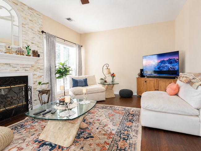 Building Photo - Beautifully Renovated 3 Bed / 2.5 Bath Home on Quiet Cul-de-Sac