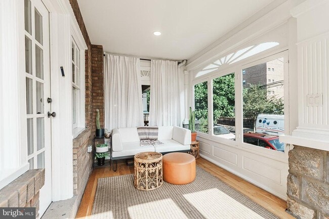 Building Photo - 2058 Poplar St