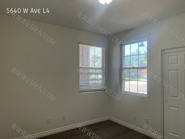 Building Photo - 5640 W Ave L4