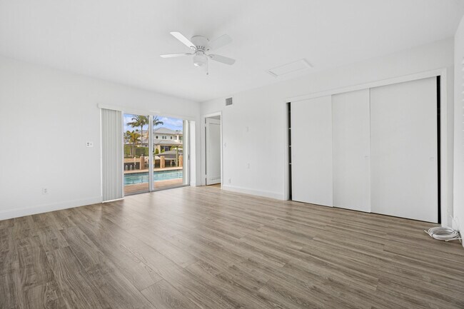 Building Photo - 2433 NE 24th St