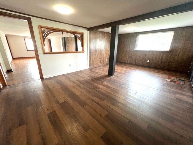 Building Photo - 4 Bedroom 2 Bathroom Home Located in Empor...