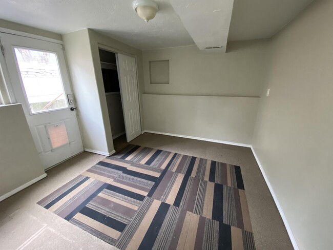 Building Photo - 1137 E Webster Dr