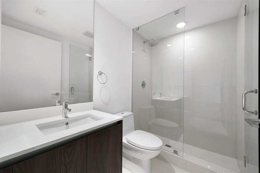 Building Photo - 3131 NE 7th Ave