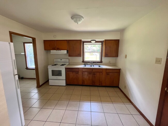 Building Photo - 2 Bedroom / 1 Bath House located in a Quie...