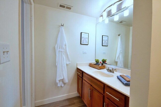 Building Photo - 4117 Landing Dr