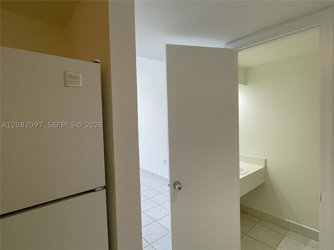 Building Photo - 6904 N Kendall Dr