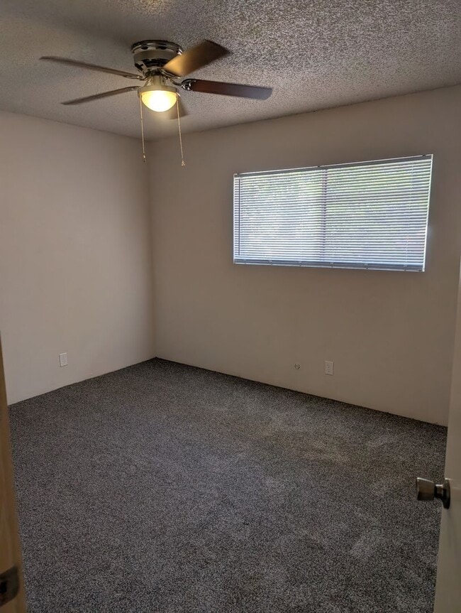 Building Photo - Newly Remodeled Townhouse