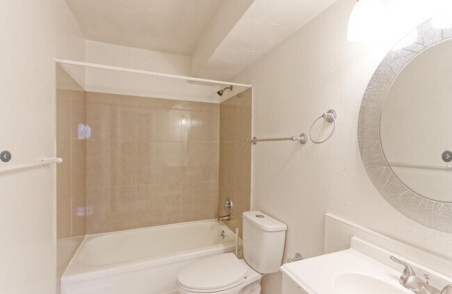 Building Photo - Well maintained Condo Westminster