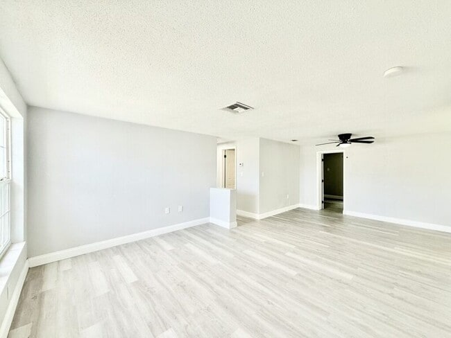 Building Photo - 3250 Coldwell Dr