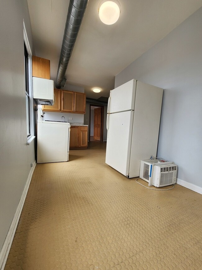 Building Photo - 1344 W 18th Pl