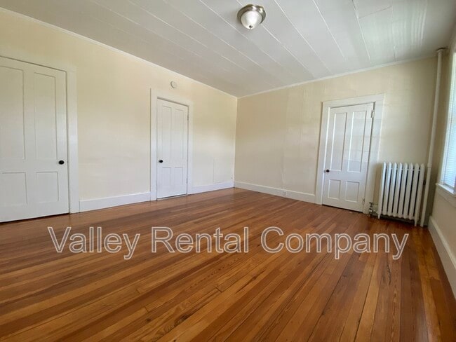 Building Photo - 200 King St