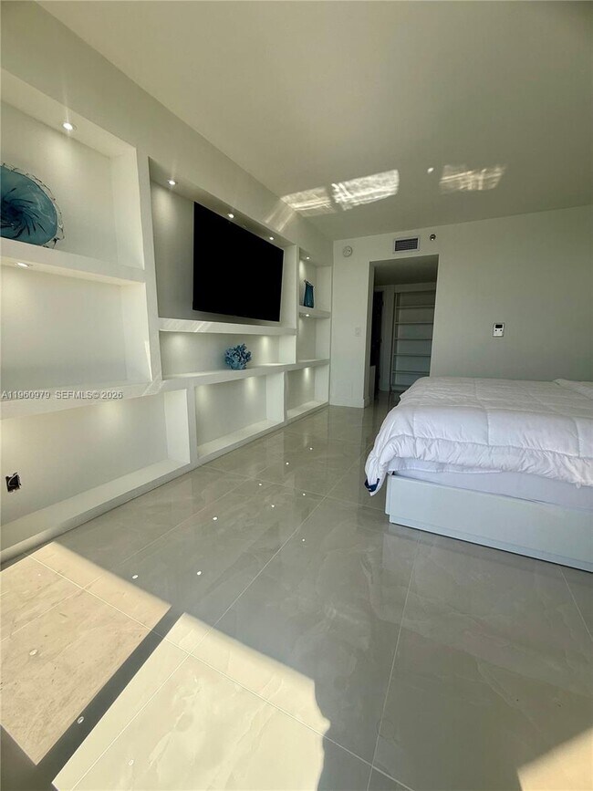 Building Photo - 1000 W Island Blvd