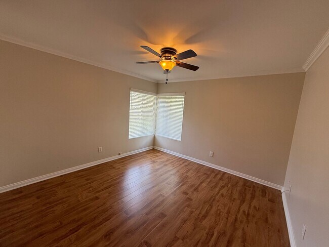 Building Photo - Walking Distance to the Center of Leisure Village