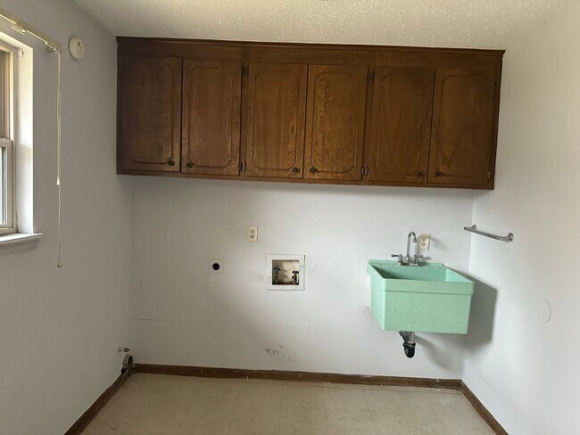 Building Photo - 6722 E 75th St S