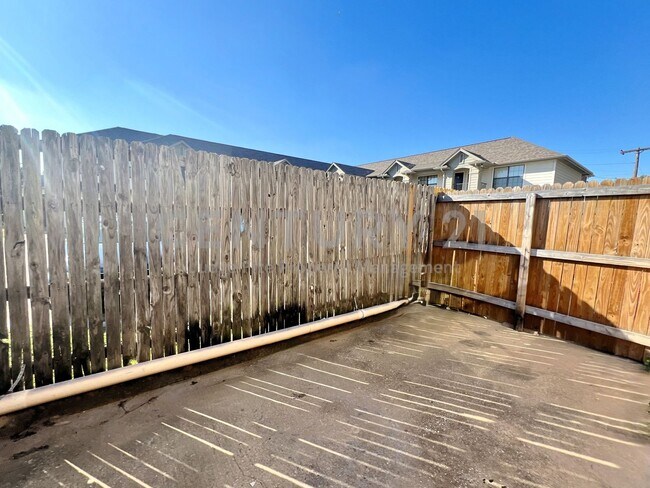 Building Photo - Lovely 2-Story 2/2.5 Condo in Denton For Rent!