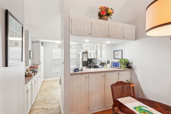 Building Photo - 2 BEDROOM, 2 BATHROOM TOWNHOUSE IN JEFFERSON